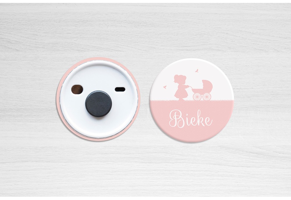 Meisje met kinderwagen